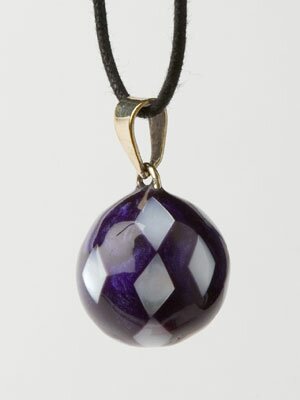 Lila bola med vitt m�nster