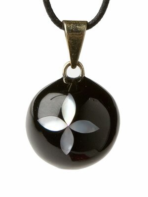 Svart bola med vit blomma