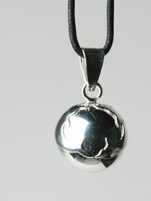 Bola m�nstrad med tv� delfiner