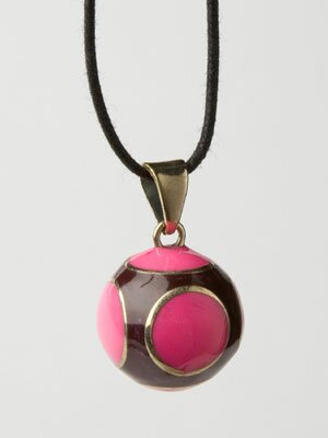 Auberginef�rgad bola med rosa prickar