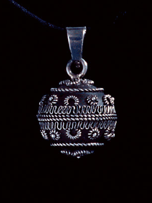 Filigreedesignad bola hj�rtformad "Ny!"