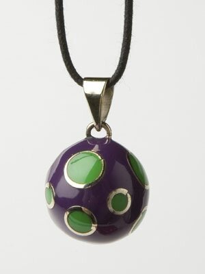 Lila bola med gr�na prickar